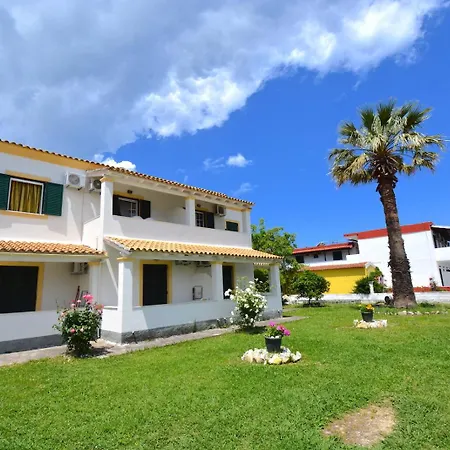 Dolphin Studios-near The Apartment *