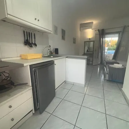 Dolphin Studios-near The Apartment Roda (Corfu)