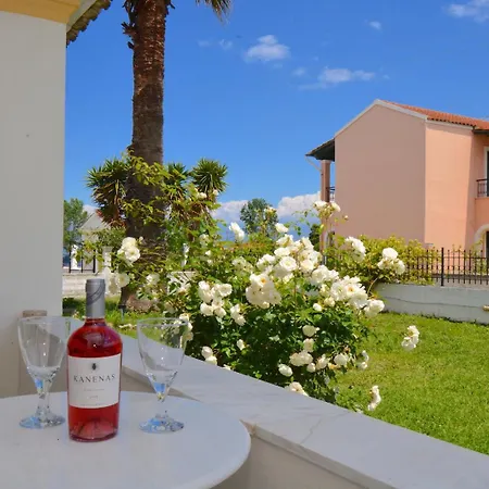 Apartment Dolphin Studios-near The