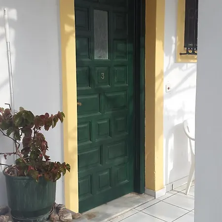 Dolphin Studios-near The Apartment